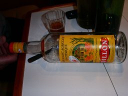 Stage Croisère Concarneau 2007 - Une des bouteilles de Rhum ayant servi aux apéros